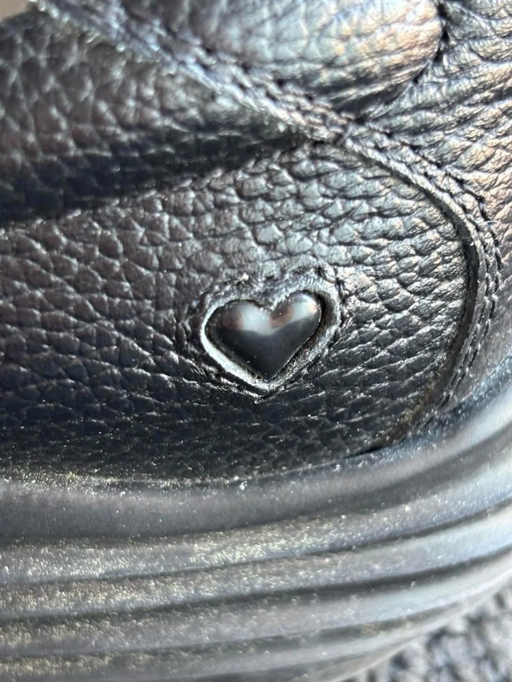 ✨Nurse Mates  Black leather slip-on shoes with heart-shaped detail✨
